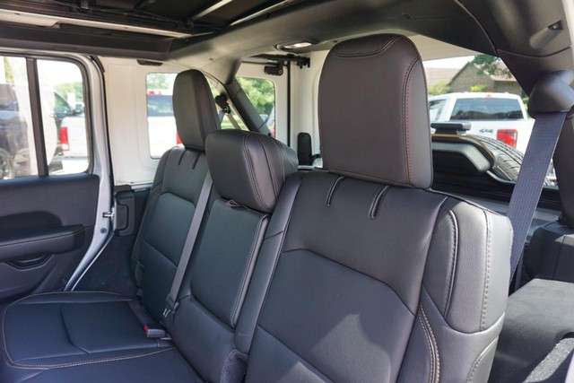 2024 Jeep Wrangler Sahara image 30