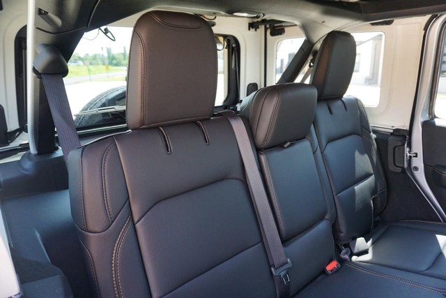 2024 Jeep Wrangler Sahara image 32