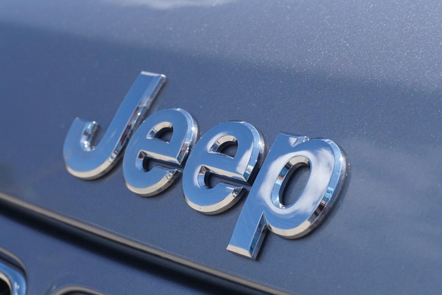2015 Jeep Grand Cherokee 4WD Limited image 11