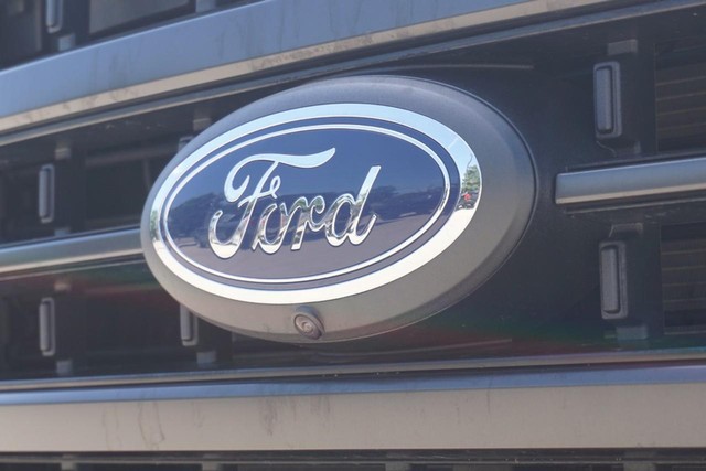 2023 Ford F-150 4WD Lariat SuperCrew image 11