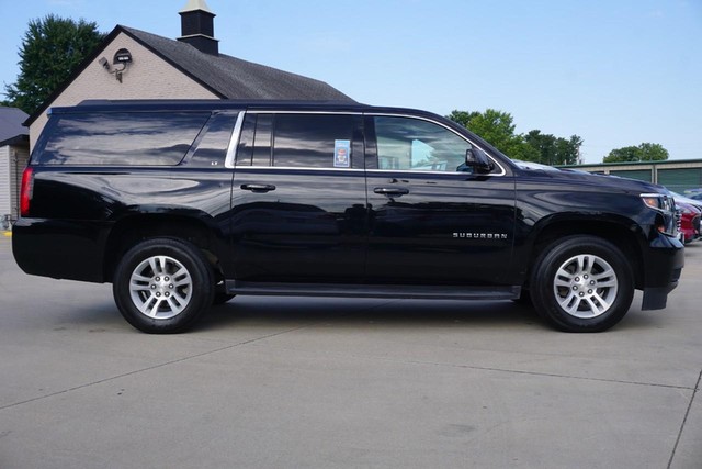 2017 Chevrolet Suburban LT image 02