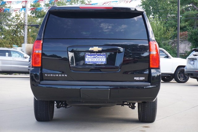 2017 Chevrolet Suburban LT image 04