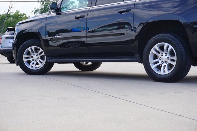 2017 Chevrolet Suburban LT image 14