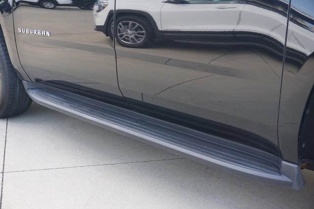 2017 Chevrolet Suburban LT image 16
