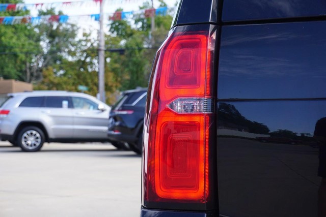2017 Chevrolet Suburban LT image 18