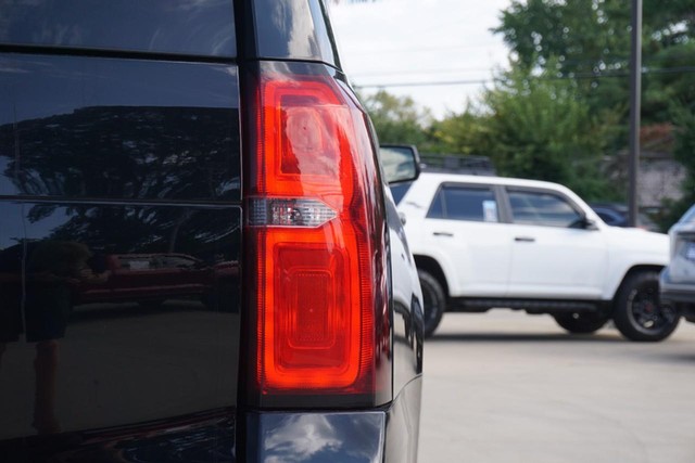 2017 Chevrolet Suburban LT image 19
