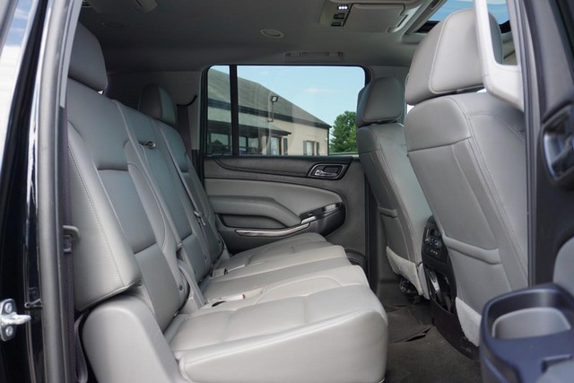 2017 Chevrolet Suburban LT image 30