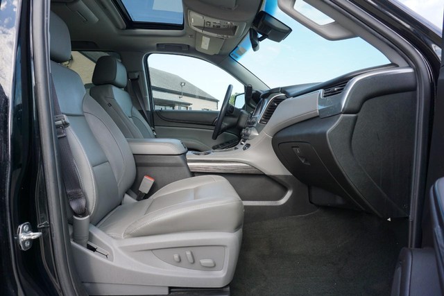 2017 Chevrolet Suburban LT image 32
