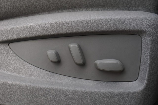 2017 Chevrolet Suburban LT image 33