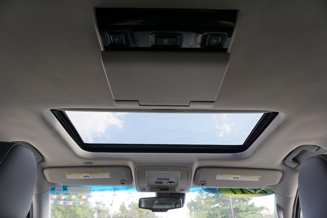 2017 Chevrolet Suburban LT image 35