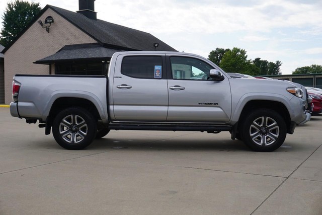 2017 Toyota Tacoma 4WD Limited Double Cab image 02