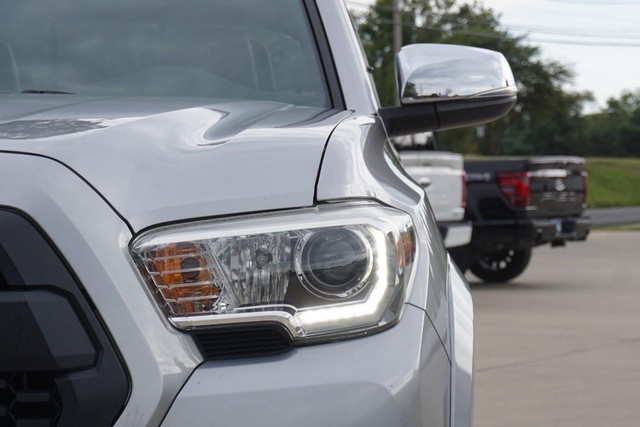2017 Toyota Tacoma 4WD Limited Double Cab image 10