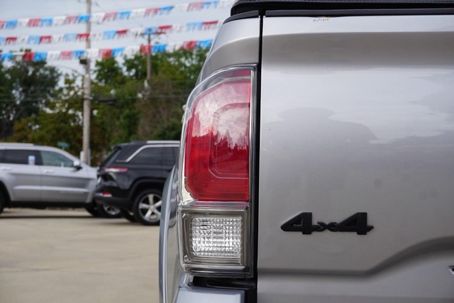 2017 Toyota Tacoma 4WD Limited Double Cab image 19