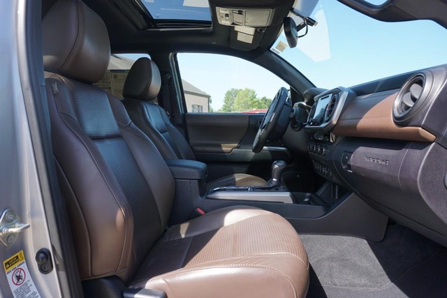 2017 Toyota Tacoma 4WD Limited Double Cab image 30