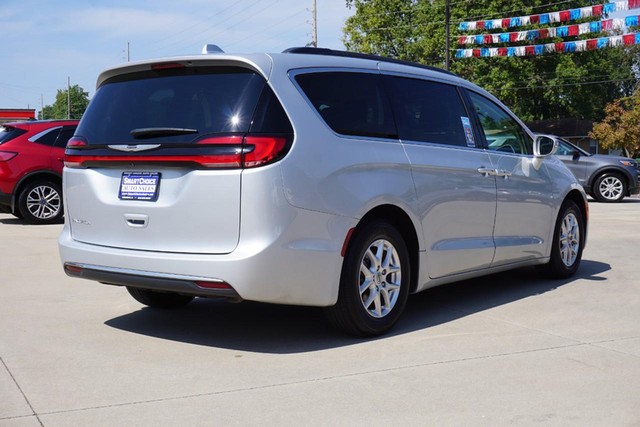 2022 Chrysler Pacifica Touring L photo 2