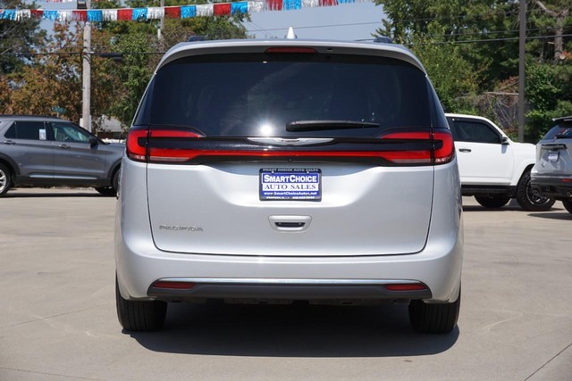 2022 Chrysler Pacifica Touring L photo 3