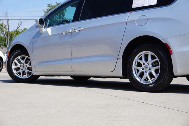 2022 Chrysler Pacifica Touring L photo 12