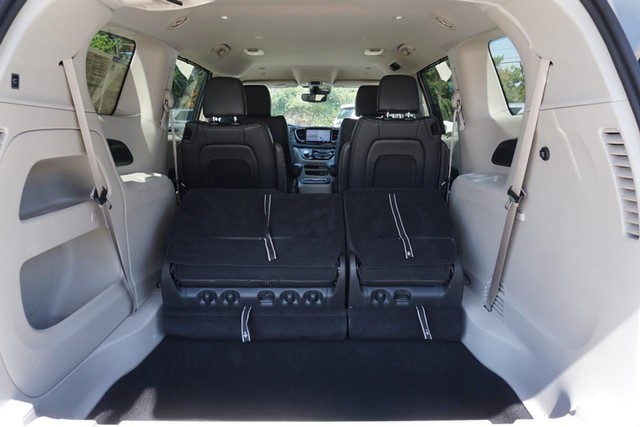 2022 Chrysler Pacifica Touring L photo 18