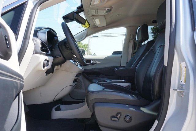 2022 Chrysler Pacifica Touring L photo 19