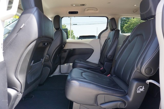 2022 Chrysler Pacifica Touring L photo 22