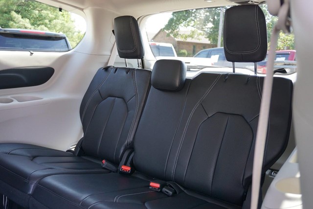 2022 Chrysler Pacifica Touring L photo 24