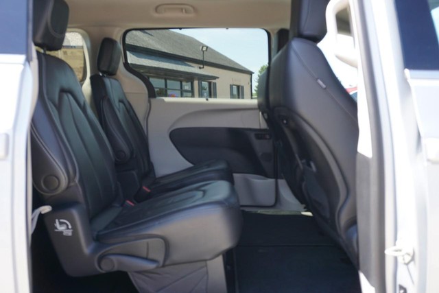 2022 Chrysler Pacifica Touring L photo 25