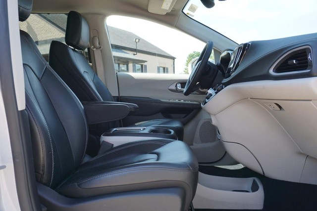 2022 Chrysler Pacifica Touring L photo 28
