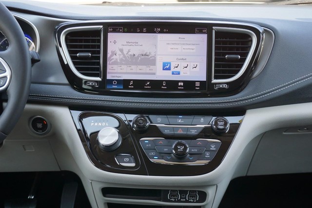 2022 Chrysler Pacifica Touring L photo 32