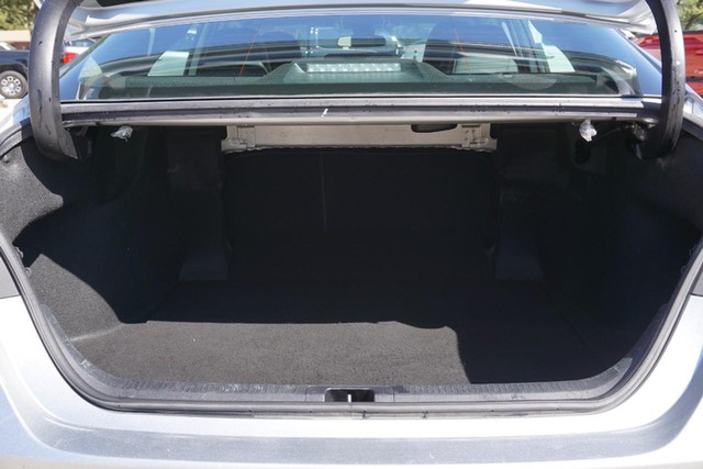 2022 Toyota Camry SE image 18
