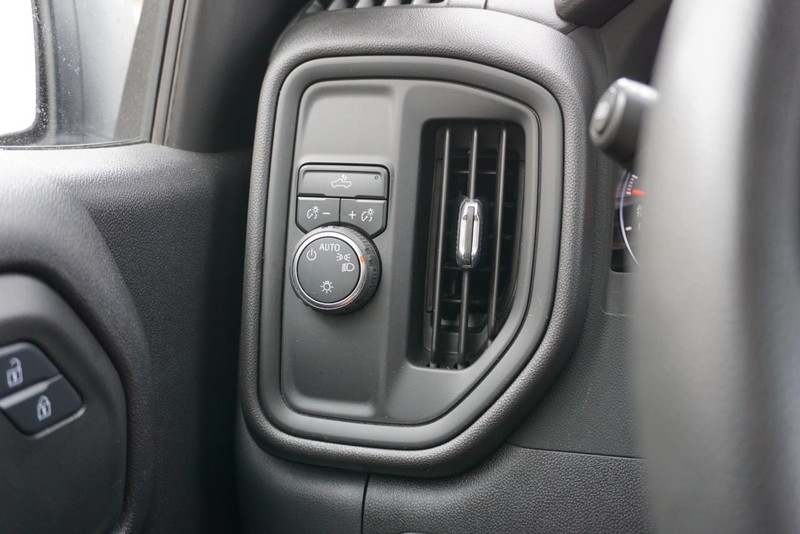 Chevrolet Silverado 1500 Vehicle Full-screen Gallery Image 25