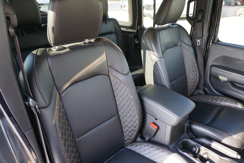 Jeep Wrangler Vehicle Full-screen Gallery Image 30