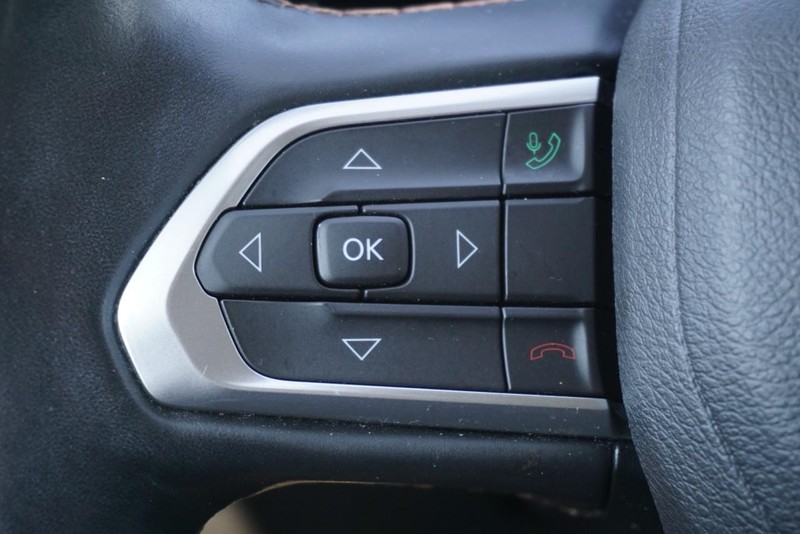 Jeep Compass Vehicle Full-screen Gallery Image 35