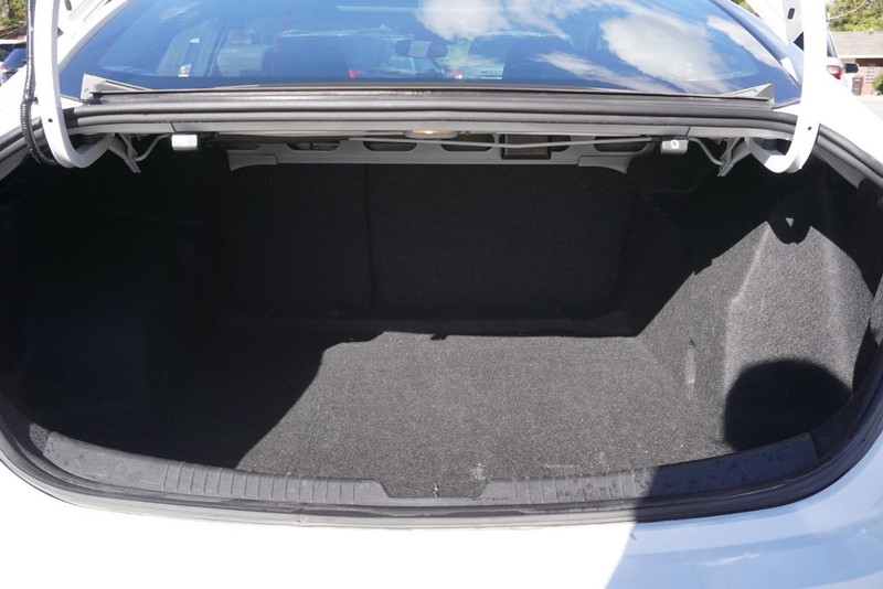 Chevrolet Malibu Vehicle Full-screen Gallery Image 19