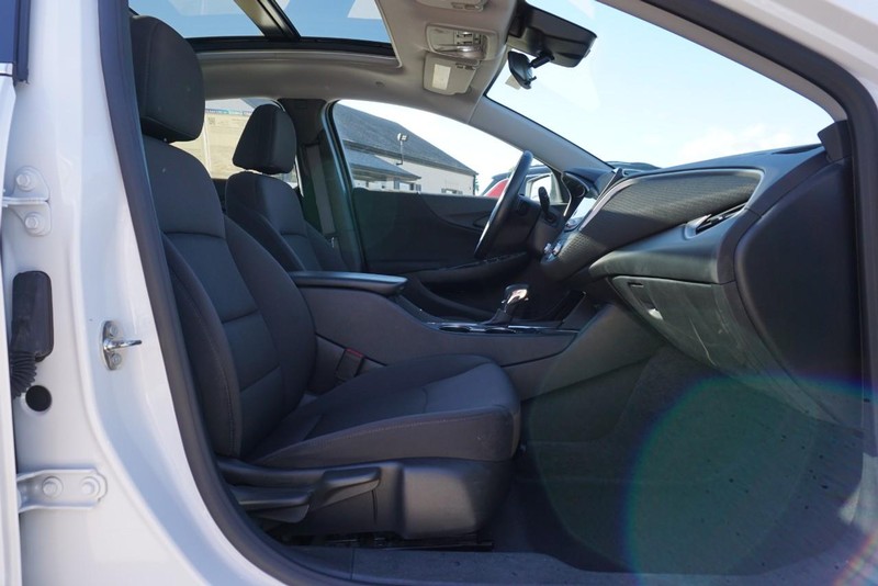 Chevrolet Malibu Vehicle Full-screen Gallery Image 27