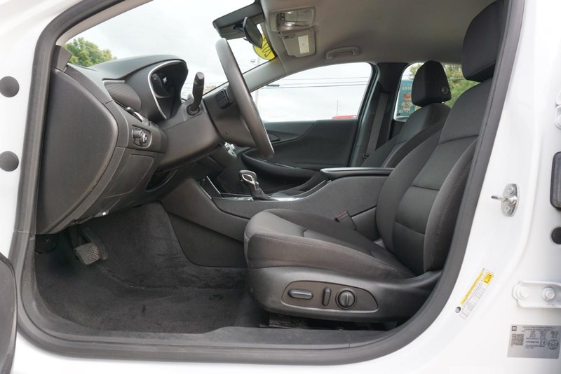 Chevrolet Malibu Vehicle Full-screen Gallery Image 15