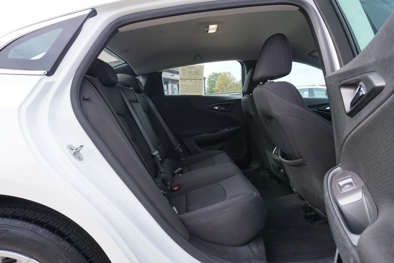 Chevrolet Malibu Vehicle Full-screen Gallery Image 20