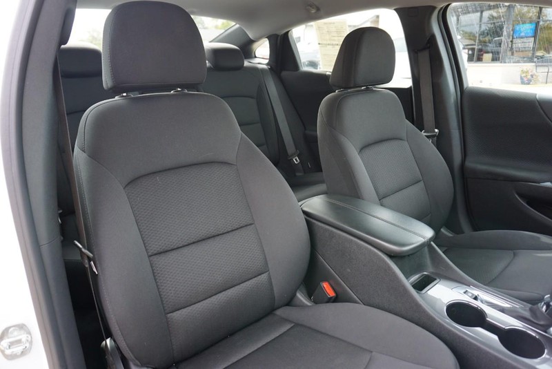 Chevrolet Malibu Vehicle Full-screen Gallery Image 23