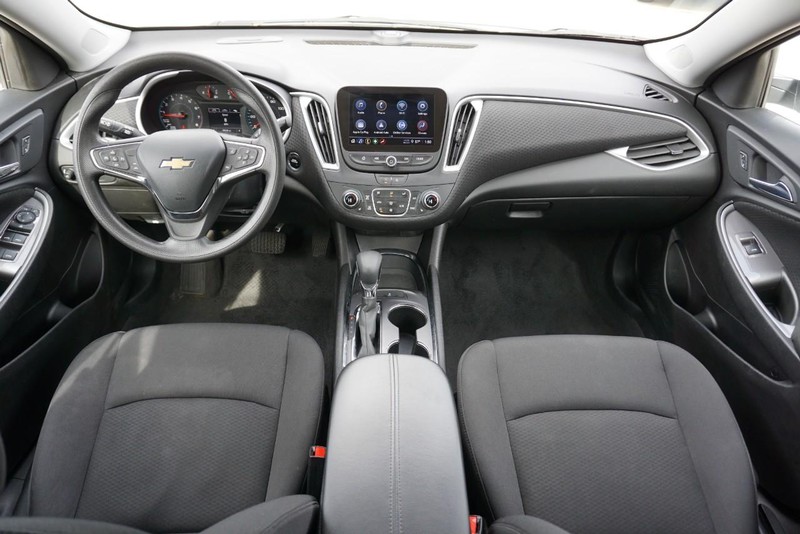 Chevrolet Malibu Vehicle Full-screen Gallery Image 24