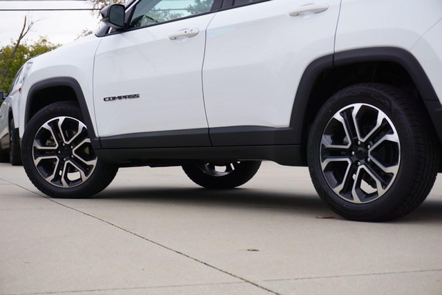 2022 Jeep Compass 4WD Limited image 13