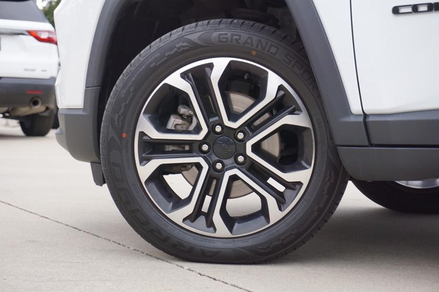 2022 Jeep Compass 4WD Limited image 14