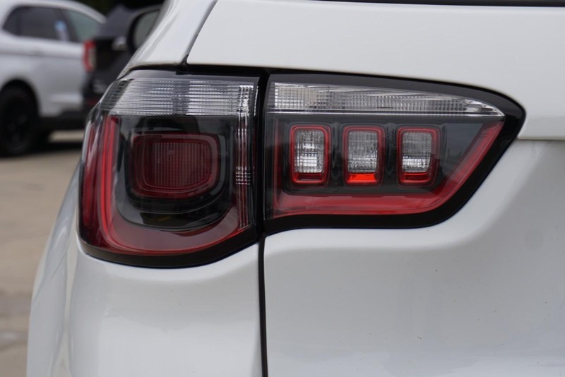 Jeep Compass Vehicle Full-screen Gallery Image 17