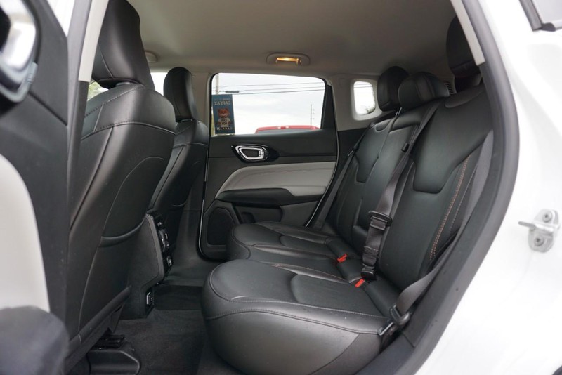 Jeep Compass Vehicle Full-screen Gallery Image 25