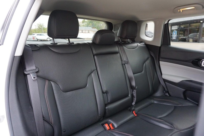 Jeep Compass Vehicle Full-screen Gallery Image 28