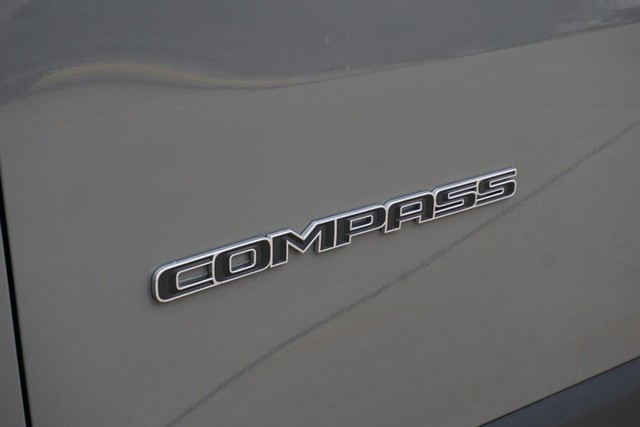 2023 Jeep Compass 4WD Limited image 16