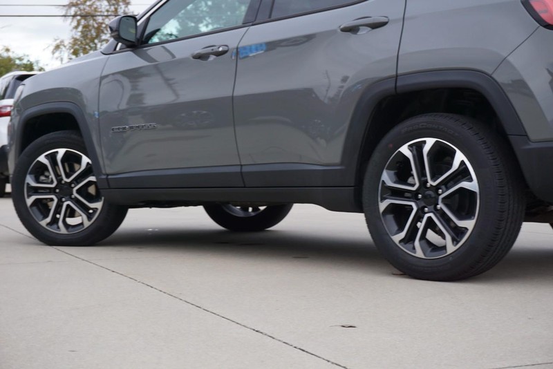 Jeep Compass Vehicle Full-screen Gallery Image 13