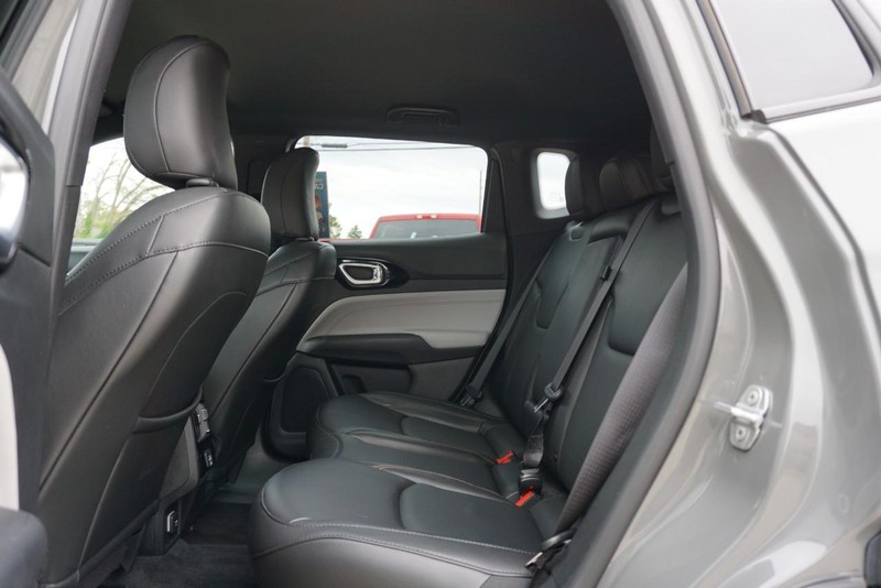 Jeep Compass Vehicle Full-screen Gallery Image 25