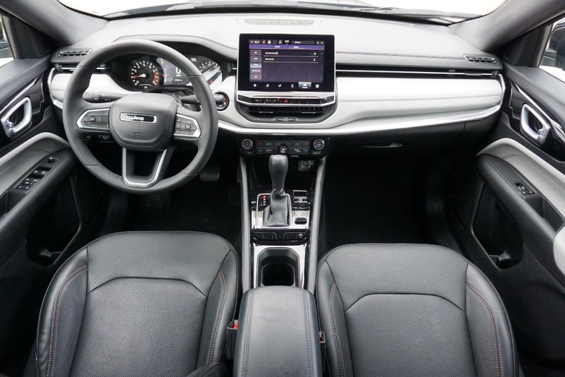 Jeep Compass Vehicle Full-screen Gallery Image 31