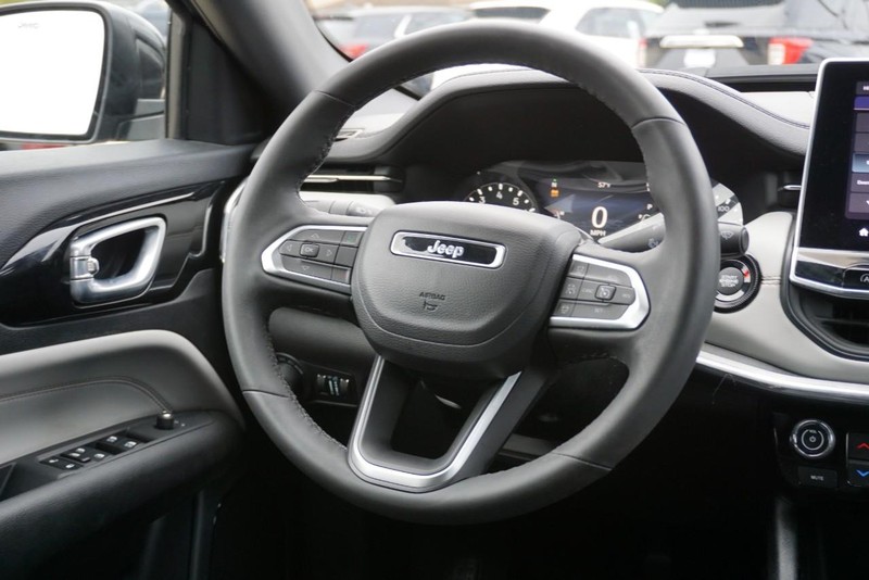 Jeep Compass Vehicle Full-screen Gallery Image 32