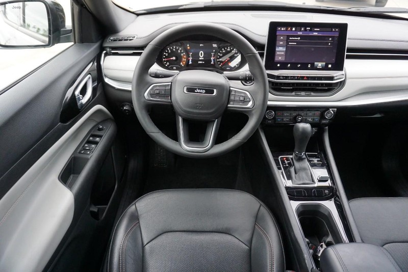 Jeep Compass Vehicle Full-screen Gallery Image 34