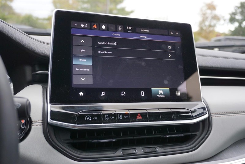 Jeep Compass Vehicle Full-screen Gallery Image 39